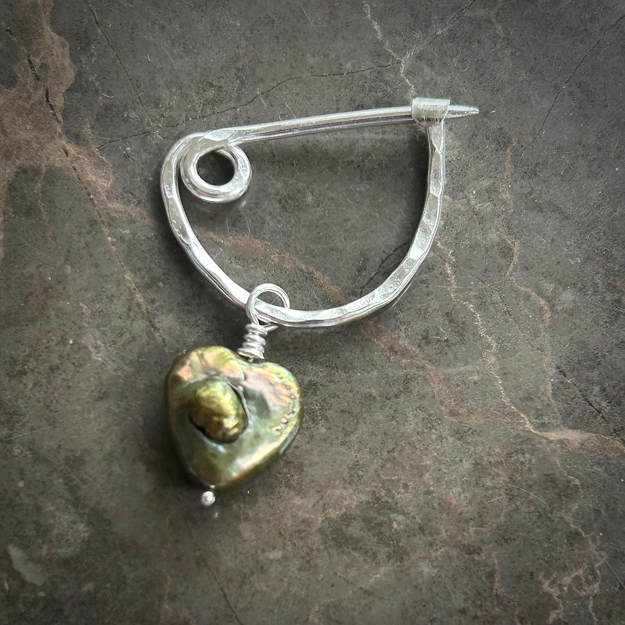Curly Pearl Green Heart Fibula